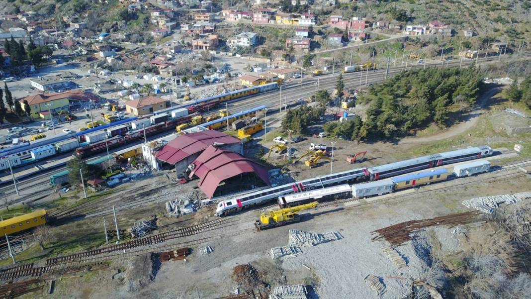 Deprem demiryollarını da vurdu! Raylar eğrildi, trenler devrildi, kayalar düştü! İşte dehşetin fotoğrafları 10